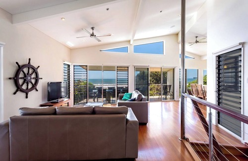 Diamond Beach House | Tidemark backs on to the beautiful Diamond Beach, Ocean views at their finest