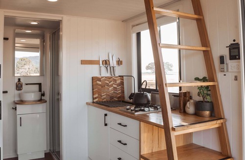 Pomonal Cabin | Tiny Elliott Summary: