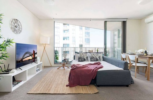 Wolli Creek Apartment | Top Floor 2BR Pool, Gym, Parking | Airport, City