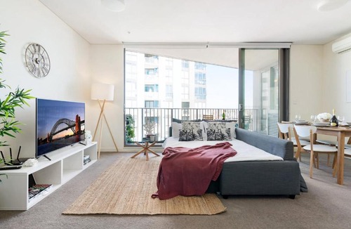 Wolli Creek Apartment | Top Floor 2BR Pool, Gym, Parking Airport, City