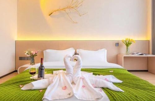 West Coast Hotel | Totoro Elf Hotel Huangdao District City Balcony Branch