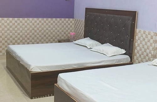Mathura House | Tranquil 2-bedroom house in charming Mathura with AC