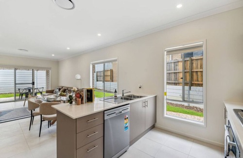 Spring Mountain House | Tranquil 3B2B Home w/Parking/Backyard 5Mins toMall