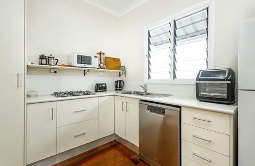 Cairns Apartment | Tranquil 3BR Cottage/Granny Flat Combo near City