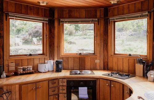 Ridgeway House | Tranquil bush home 15mins to CBD. Forest views, bath tub & underfloor heating