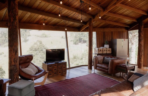 Ridgeway House | Tranquil bush home 15mins to CBD. Forest views, bath tub & underfloor heating