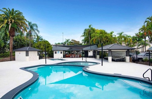 Elanora House | Tranquil Oasis on Pine Lake