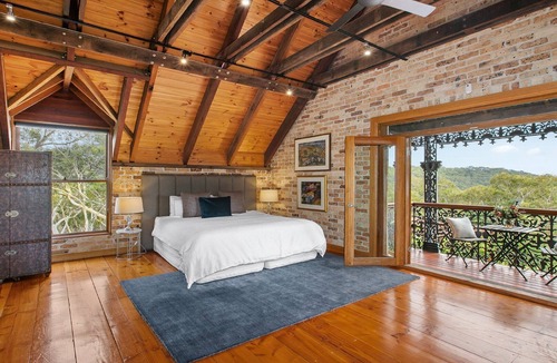 Berrilee House | Tranquil, romantic, secluded retreat with amazing views that stretch on forever!