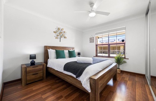 Torrensville Apartment | Tranquil Suite - Modern Comfort between CBD & Beach
