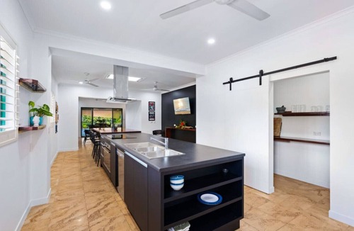 Mission Beach Villa | Tranquility Grand Bedroom for Couples | Luxury Rainforest Meets Reef | Sleeps up to 2