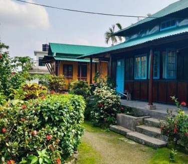 Mawlynnong House | Travellers Hut Homestay Mawlynnong l Blossom Garden