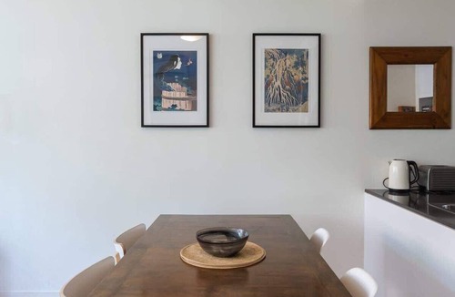 Erskineville Apartment | Treetops Erskineville Apartment w Parking & Aircon