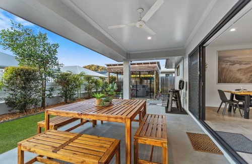 Trinity Beach House | Trinity Beach Spa Retreat with BBQ & Family Fun