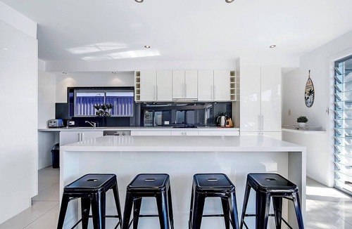 Broadbeach Waters House | Tropical Dreaming (Heated Pool)