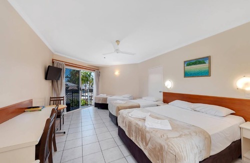 Cairns North Hotel | Tropical Queenslander