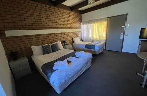Shepparton Hotel | Tudor House Motel