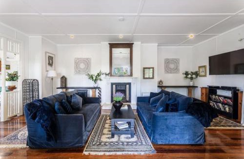 Springbrook House | Tulip Gardens Estate - Spa, Sauna & Pet Friendly