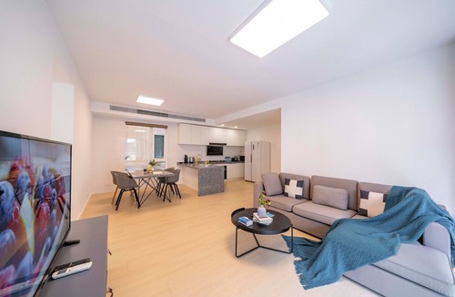 Xujiahui Bed & Breakfast | Tyms Bright 2BR 1BA Apt Xuhui Center