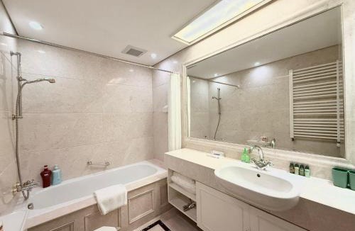 Changning Apartment | Tyms Changning 2BR near Zhongshan Park Metro