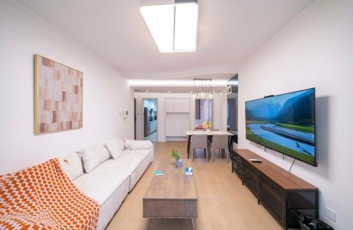 Changning Apartment | Tyms Changning 3BR Modern Apt near Weining Rd
