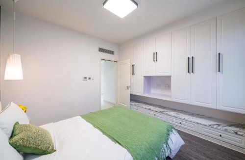 Xujiahui Apartment | Tyms Modern 3BR 2BA Apartment Near Xujiahui Metro