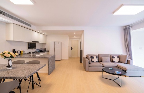 Xujiahui Bed & Breakfast | Tyms Stylish 3BR 2BA Apt Xujiahui Shops