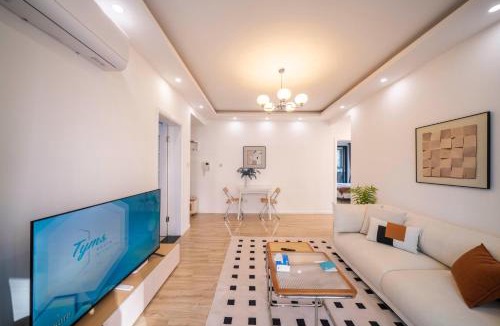 Changning Apartment | Tyms Tianshan 2BR Residence near Metro Line 2