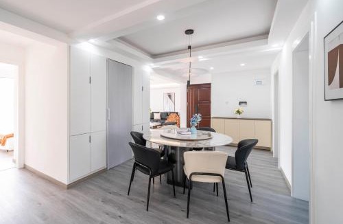 Wantiguan Apartment | Tyms Xuhui Apt 3BR 2BA Residence near Xujiahui CBD