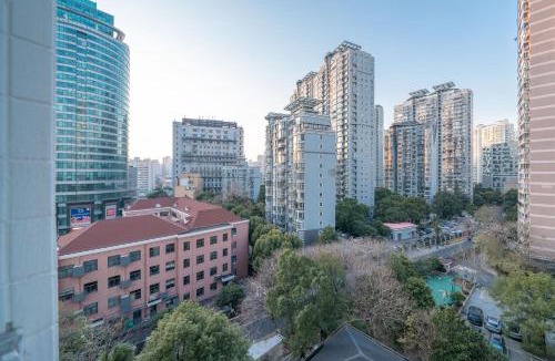 Wantiguan Apartment | Tyms Xujiahui Loft Studio near Stadium Line 1 and 4
