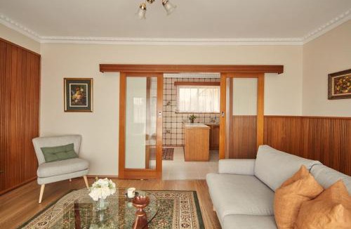 Bell Post Hill House | Ultimate 70s Charm near Geelong Waterfront and CBD