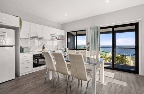 Harrington Apartment | UNIT 2 OPPOSITE BEACH, RIVER ,HOTEL,CLUB,WALKING DISTANCE TO ALL VENUES ETC.