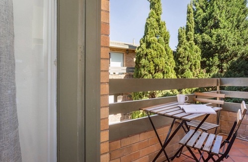 Neutral Bay Apartment | Unit With Balcony, Backyard and Parking Near Shops