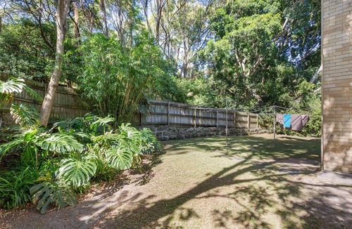 Neutral Bay Apartment | Unit With Balcony, Backyard and Parking Near Shops