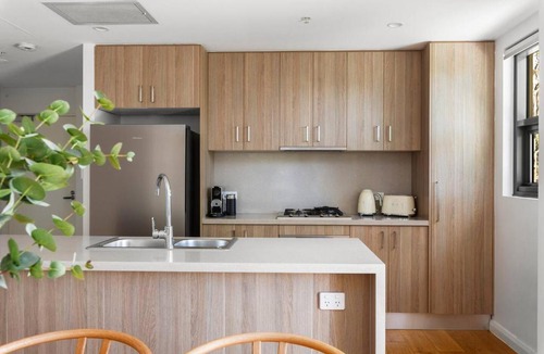 Turramurra Apartment | Upper North Shore Haven - A Tranquil Treetop Escape