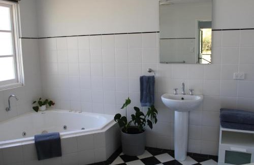 Baskerville Villa | Upper Reach Spa Cottage