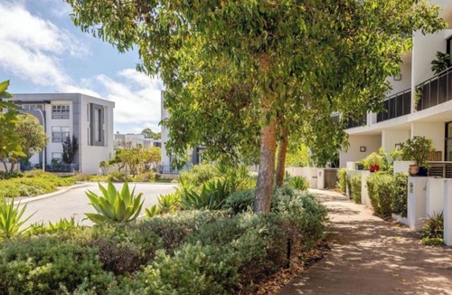 Floreat House | Upscale accommodation close to shops, beach, city and huge parklands