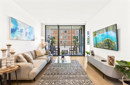 Chinatown Apartment | Urban Bliss 2BR Abode - Luxury丨Comfort丨Parking