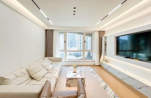 Huangpu Apartment | Urban Hub Bund Art Deco 3Bedroom Enjoy the View of Shanghai with Balcony