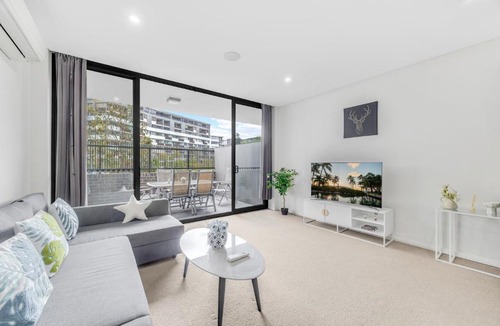 Wentworth Point Apartment | Urban Surf Garden Hideaway
