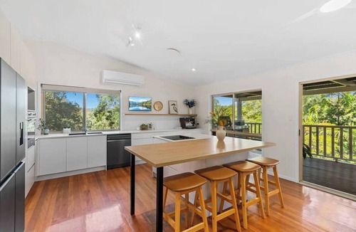 Currumbin Valley House | Valley Vista – Treetop Getaway with Pool & Firepit