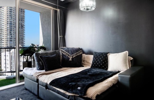 Surfers Paradise Hotel | Versace Themed Hotel Room in Prime Location