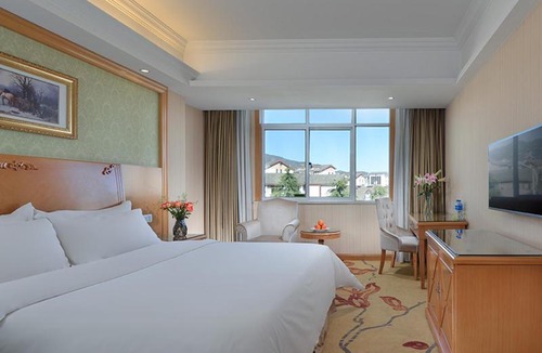 Gucheng Hotel | Vienna International Hotel Lijiang Yuxue Avenue