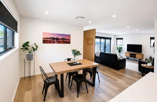 Warrane House | Villa 3 NEW 2Bed-Bath Close to Shops-10 minutes to Airport