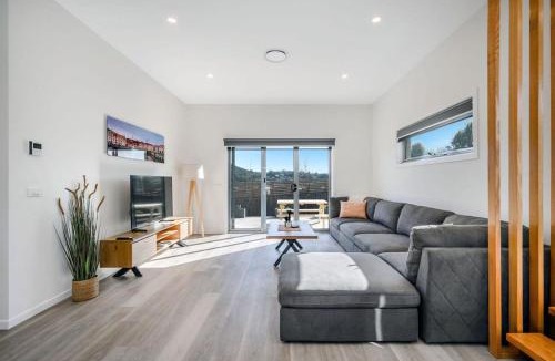Warrane House | Villa Nine Sleeps 6 10Mins to CBD Airport