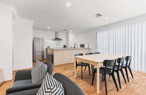 Dunsborough House | Villa on Valcross
