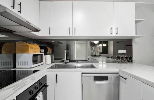 Pyrmont Apartment | Viva Verdant Stroll to Darling Harbour and CBD
