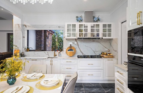 Katoomba House | Voice controlled Smart house with 6-person spa and outdoor dining. Pet friendly.
