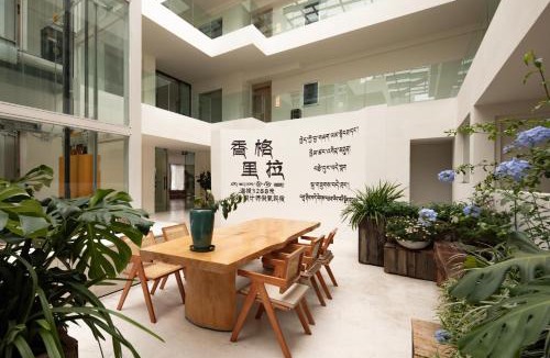 Shangri-La Hotel | Wait a moment-Slowleisurely Wabi-sabi Style Homestay-Shangri La Dukezong Ancient City-Free shuttle service to train station or airport-Tasting butter tea