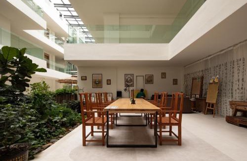 Shangri-La Hotel | Wait a moment-Slowleisurely Wabi-sabi Style Homestay-Shangri La Dukezong Ancient City-Free shuttle service to train station or airport-Tasting butter tea