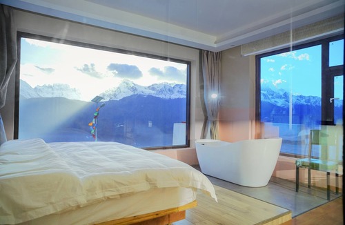 Deqen County Hotel | Wake UP IN SNOW MOUNTAIN